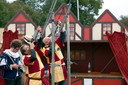 Archiefbeeld. Tijdens het 400-jarig bestaan in 2011 van het St Jansgilde gebeurde het vogelschieten in historische kledij bij de Vogelwei.