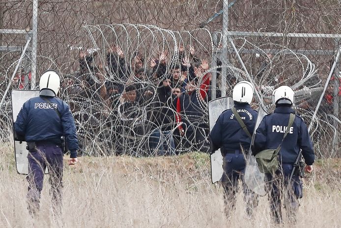 Griekse oproerpolitie staan oog in oog met migranten aan de Turks-Griekse grens in Kastanies.