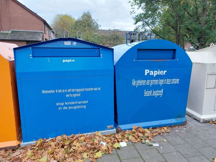 Papiercontainers schoongemaakt na beplakking met leuzen: ‘Stop ...