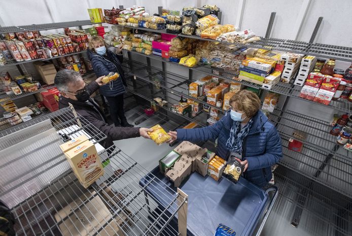 Vrijwilligers van de pakketcommissie van de Voedselbank Losser bezig met het vullen van de kratten. Links voorzitter Jos in 't Veld. „We vragen ons af hoe we sommige mensen 'onder de radar', toch over de drempel kunnen krijgen.' Midden Femi Veldhuis en rechts Corrie Knol.