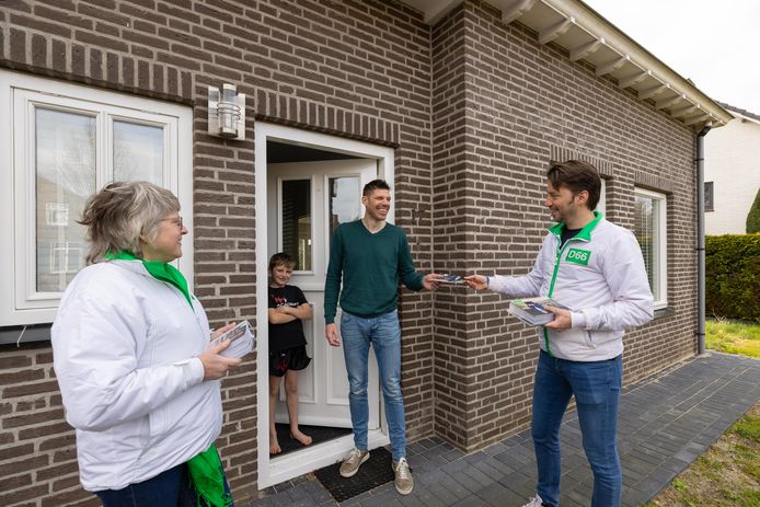 Na een succesvolle verkiezingscampagne startte D66 Vught met vijf zetels in de gemeenteraad. Nog geen twee jaar verder zijn dat er nog drie. Op de foto Jan-Willem Verlijsdonk en Dianne Schellekens van D66 Vught die flyeren in Rosmalen.