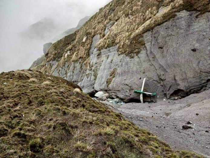 Restanten van het Nepalese vliegtuig dat afgelopen weekend in de Himalaya neerstortte.