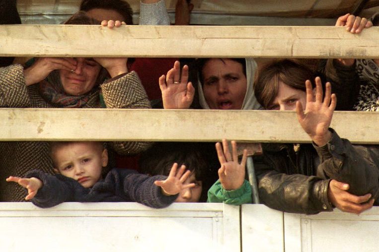 Moslims in een VN-truck ontvluchten de Bosnische enclave in Srebrenica in 1993. Beeld AFP