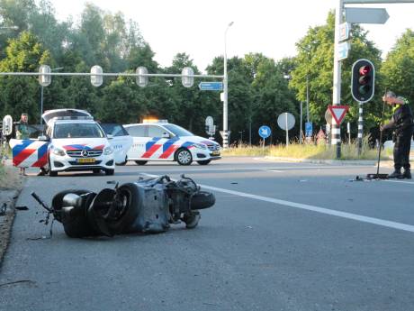 Scooterrijder gewond na botsing met auto; bestuurder schuift tientallen meters over asfalt 