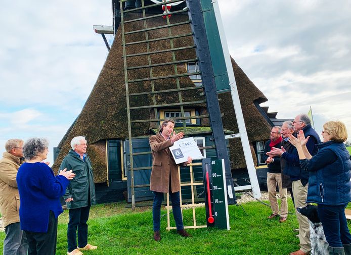 Lionsclubvoorzitter Jocco Nieuwenhuis met de cheque voor de Cabauwse molen.