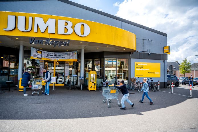 Er moet een tweede supermarkt in Zevenhuizen komen, nu is er alleen een Jumbo aan de Dorpsstraat. Maar burgemeester en wethouders voelen niets voor een tijdelijke supermarkt erbij.  Foto: Frank de Roo
