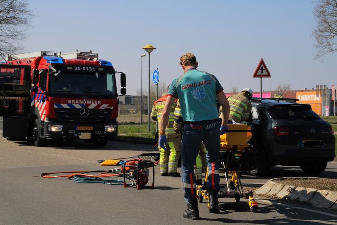 Op de Torenvalkweg in Lelystad raakte een vrouw bekneld na een botsing.