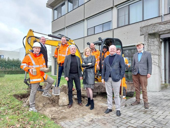 Stad Eeklo gaf alvast het goede voorbeeld door het geplaveide strookje voor het stadskantoor te ontharden.