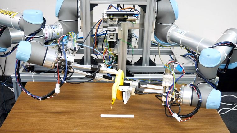 Een robot van de Universiteit van Tokio pelt een banaan Beeld via REUTERS