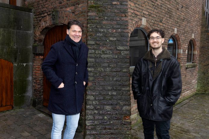Paul (l.) en Pelle Depla in het centrum van Nijmegen. Zoon Pelle treedt bij de PvdA in de stad in de voetsporen van zijn vader. ,,Mensen vragen vaak of ik familie ben van Paul. Dat is niet iets om vervelend te vinden.”