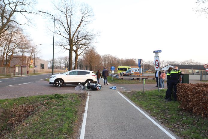Automobilist ziet scooterrijder over het hoofd in Schijndel.