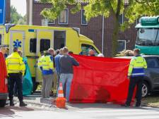 Man rijdt tegen boom aan in Zwijndrecht en wordt op straat gereanimeerd