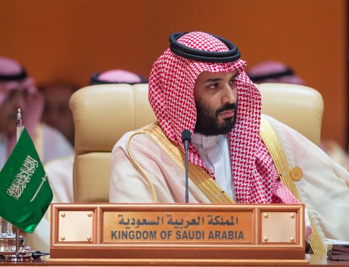 De Saoedische kroonprins Mohammed bin Salman. Zijn internetcel gebruikt een 'trollenfabriek' in Riaad en een spion binnen Twitter om Twitter-accounts van dissidenten door te lichten, schrijft de krant.