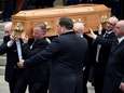 “Waarom moet een vrouw eerst sterven om politici te kunnen verzoenen?”: priester krijgt staande ovatie tijdens begrafenis journaliste