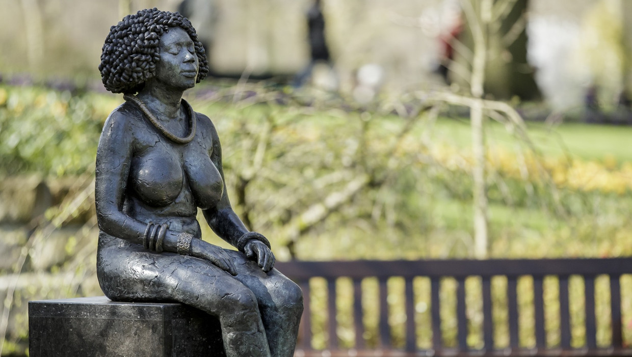 Het beeld 'De dromen van vrouwen' in de Keukenhof van kunstenares Paz Sanz: 'Ik wil juist de kracht van de pure, prachtige Afrikaanse vrouw laten zien.' Beeld TROUW, Sietske van de Vegte
