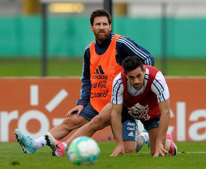 Lionel Messi en Lautaro Acosta bij het Argentijnse team.