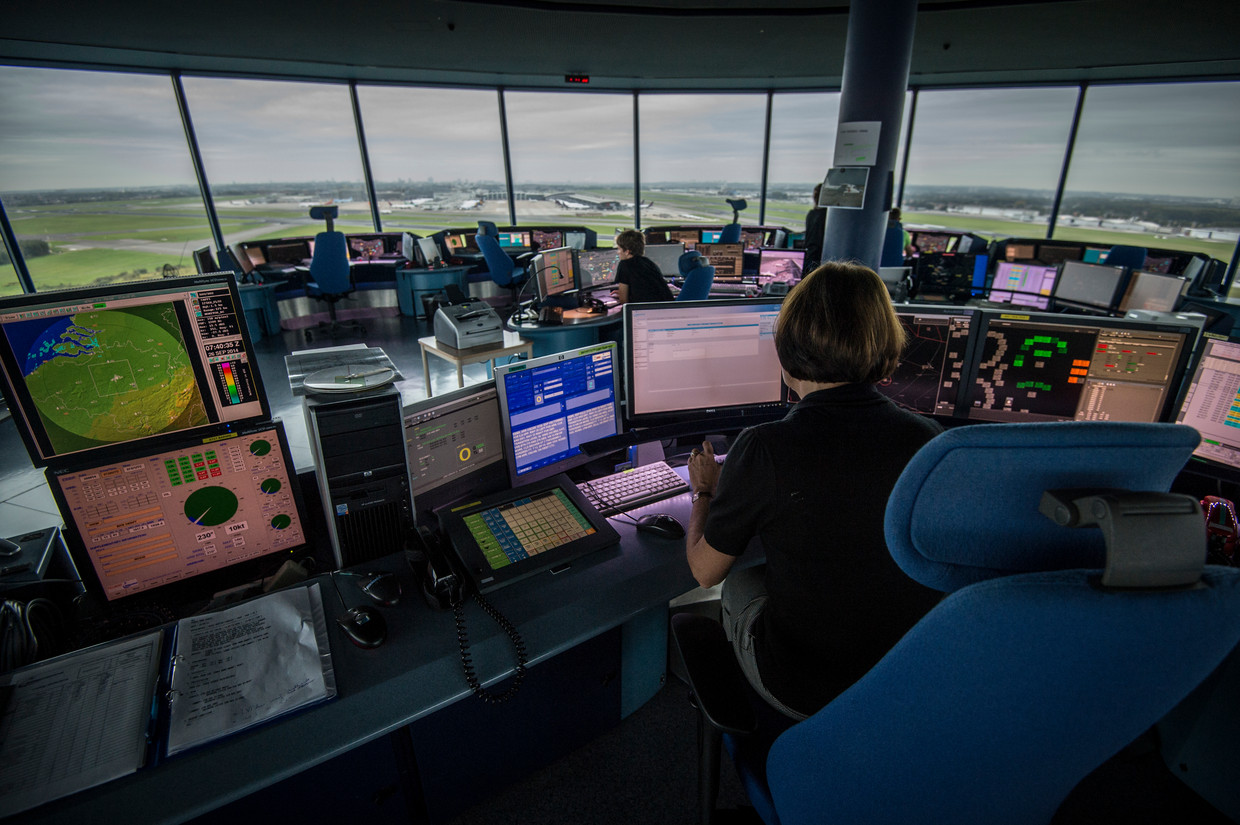6.700 euro bruto en een hoop voordelen: toch zijn luchtverkeersleiders ...