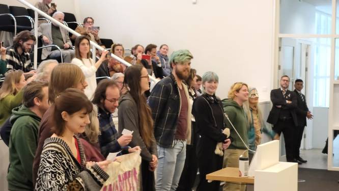 Extinction Rebellion demonstreert zingend in de Haagse raadzaal: burgemeester grijpt in