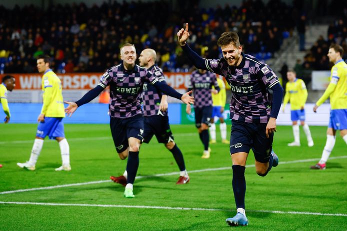 Hier kan José Fontán nog juichen na zijn schitterende goal, maar na afloop is de blijdschap logischerwijs verdwenen.