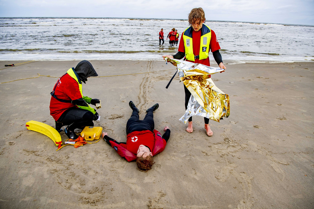 Deelnemers aan een cursus voor strandwachten. Beeld ANP