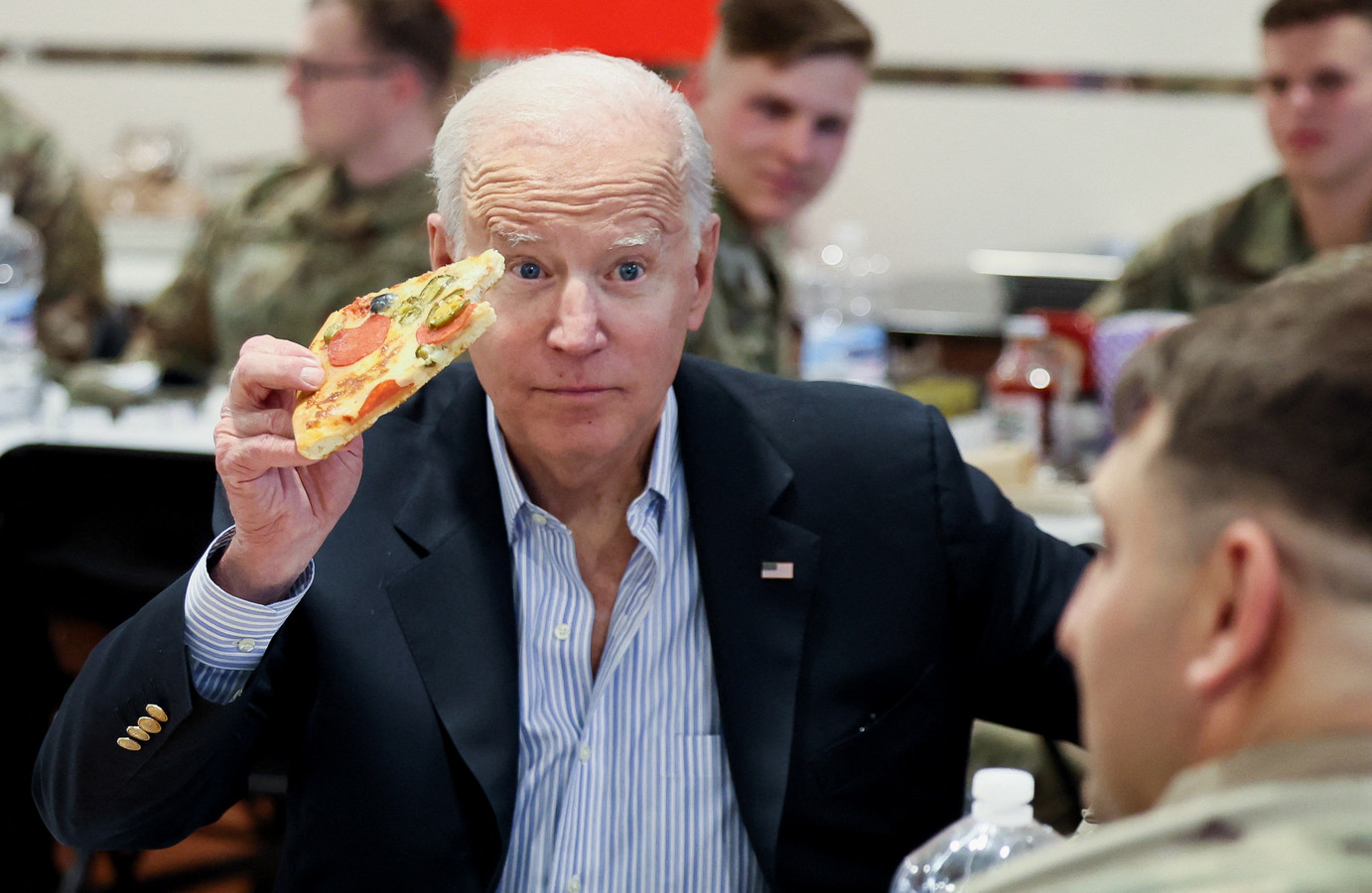 Biden bezoekt militairen in Polen maar heeft honger: “We hebben pizza ...