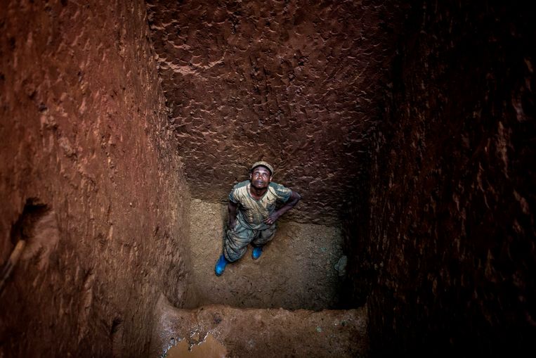 Een mijnwerker in Congo staat op de bodem van een diepe goudmijn in de provincie Ituri.  Beeld AFP