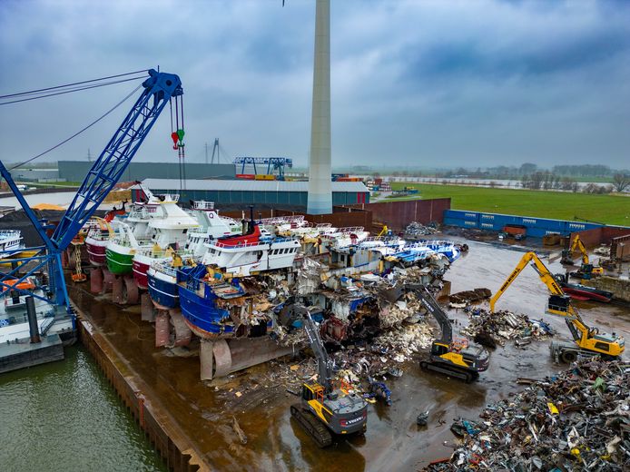 De sloop van een Urker kotter bij Hoeben RDM in Kampen. Er liggen meer te wachten.