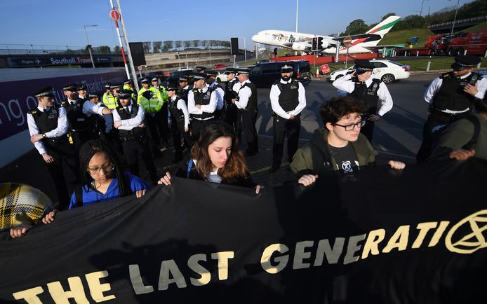 Een twintigtal activisten verzamelde aan Heathrow Airport. De politie houdt een oogje in het zeil.