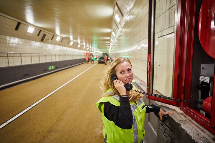 Figurant Carmen van Egmond slaat alarm vanwege een - denkbeeldige- brand in de Maastunnel.