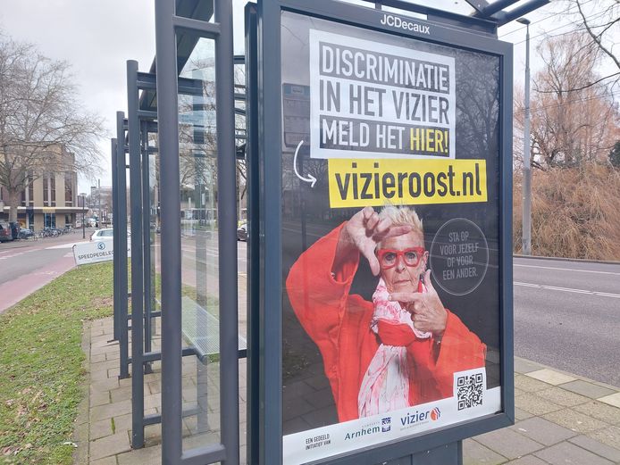 Een van de campagneposters op een bushokje aan de Velperbinnensingel in Arnhem.