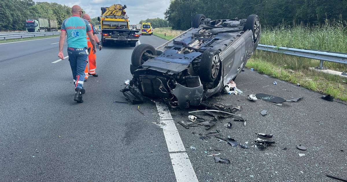 Auto slaat over de kop na botsing op A1 bij Enter, bestuurder ongedeerd.