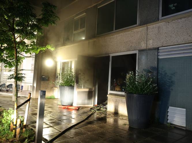 Grote brand in berging voor scootmobielen bij woonzorgcentrum in Den Haag