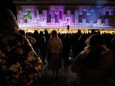 Bewondering en verwondering in vele talen: Glow verveelt niet in bomvolle ‘wereldstad’ Eindhoven  