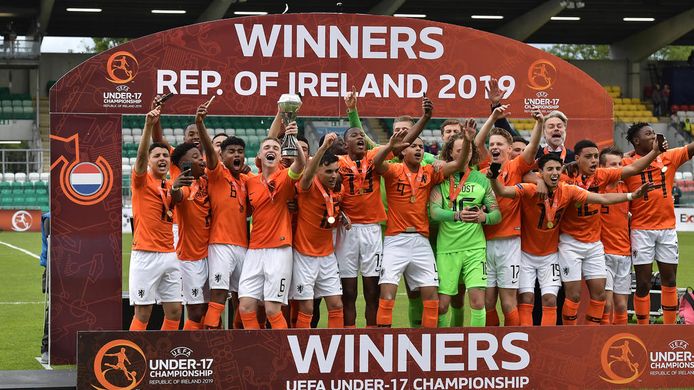 De Nederlandse U17 vieren hun Europese titel.