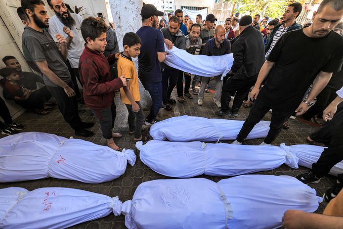 Bij de raketinslag op het ziekenhuis in Gaza vielen talrijke slachtoffers.