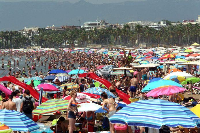 Het is koppen lopen op het strand van Salou. Foto uit juli 2016.