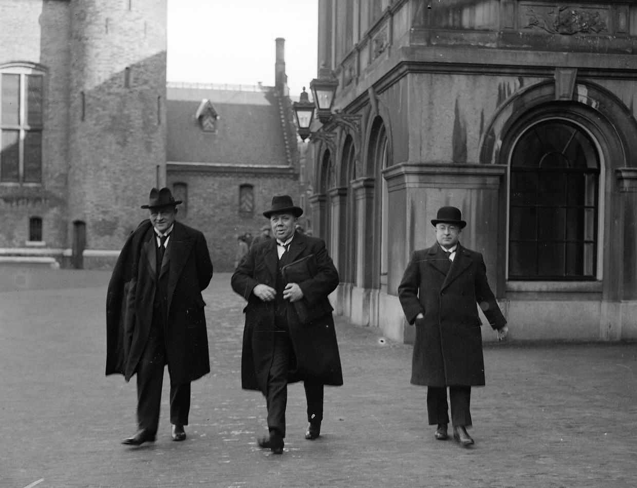 SGP-Kamerleden dominee Van Sant, dominee Kersten en dominee Van Dis onderweg naar een debat over de muiterij op de Zeven Provinciën in 1933. Beeld ANP