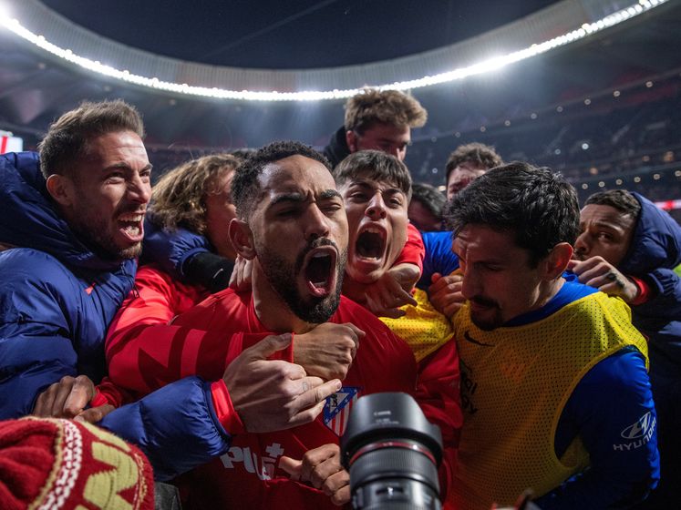 Ongekende slotfase in Madrid: Atlético buigt in blessuretijd achterstand om in overwinning