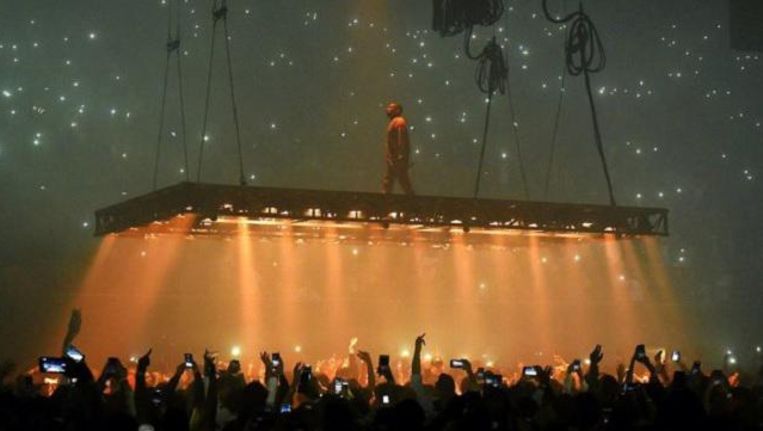 Kanye West op zijn zwevende podium Beeld afp