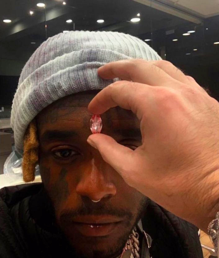 Rapper laat immense roze diamant van 20 miljoen euro in ...