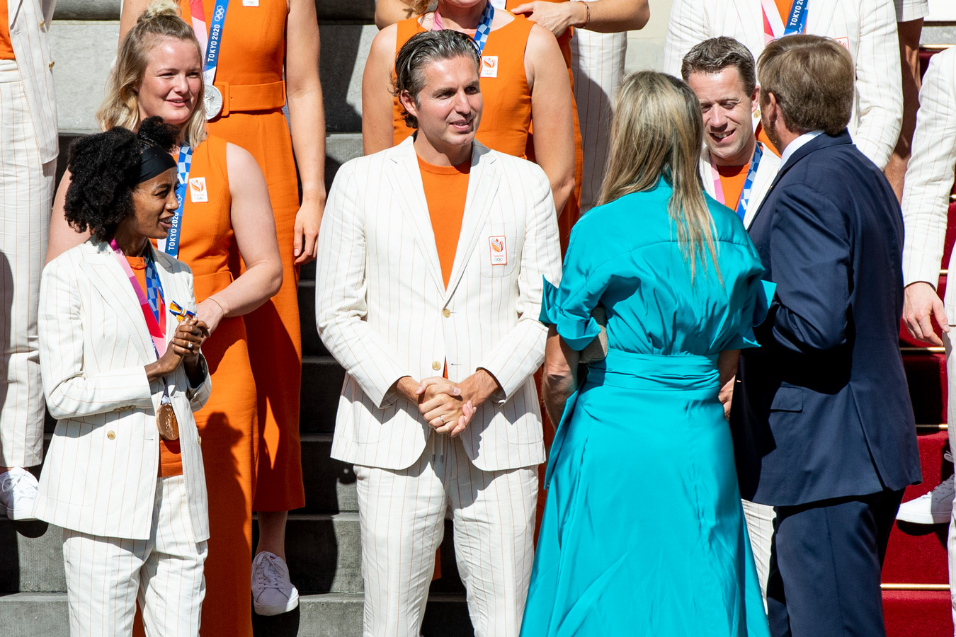 Pieter van den Hoogenband (m) wordt met de medaillewinnaars van de Spelen in Tokio ontvangen door Koning Willem Alexander en Koningin Máxima.