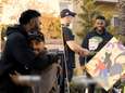 Dakloze man kan ogen niet geloven als Jason Derulo hem ‘mystery box’ geeft in ruil voor schilderij