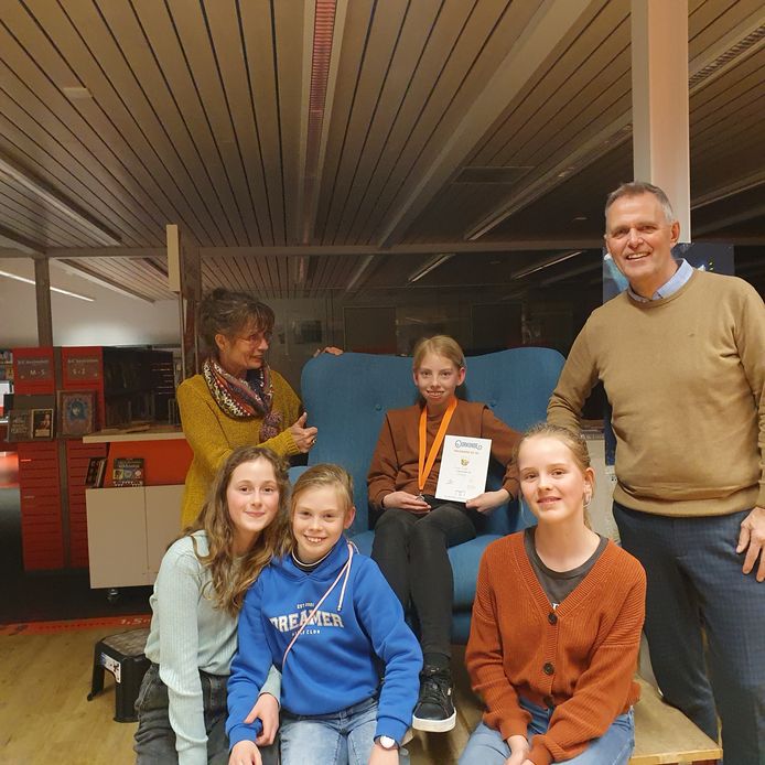 Voorleeskampioen Lisa Zwep met de juryleden en haar supporters.