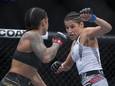 Julianna Pena (rechts) in gevecht Amanda Nunes tijdens UFC 269 at T-Mobile Arena.