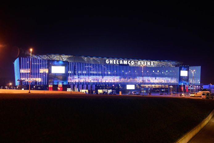 De led-stroken aan de Ghelamco Arena. Door de hoge energieprijzen gaan de lichten niet zo vaak meer aan.