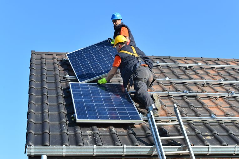 Vooral de compensatieregeling voor eigenaars van zonnepanelen blijft voor discussie zorgen.  Beeld 