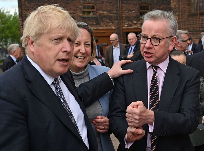 De Britse premier Boris Johnson (links) en Michael Gove (rechts) op archiefbeeld.