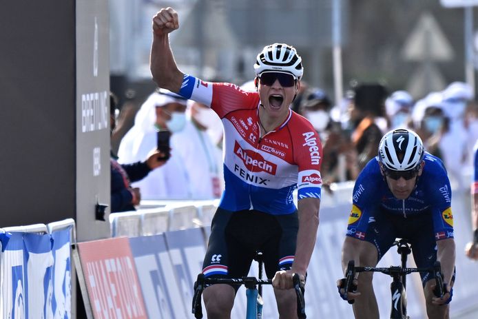 Van der Poel won de eerste etappe van de Ronde van de Verenigde Arabische Emiraten.