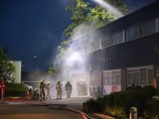Flinke brand bij bedrijfsverzamelgebouw, vuur onder controle