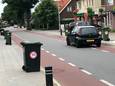 Met stickers op de afvalcontainers proberen aanwonenden van de Steenheuvelsestraat in Leuth de automobilisten op z'n minst  te bewegen niet harder te rijden dan 50 kilometer per uur.